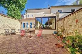 MAISON FAMILIALE 4 A 5 CHAMBRES AVEC JARDIN EN CENTRE VILLE