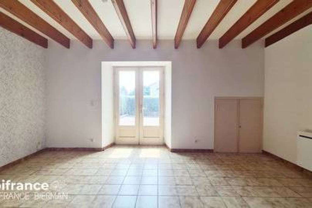 ? Charmante maison en pierre avec grande cour à deux pas des commodités !