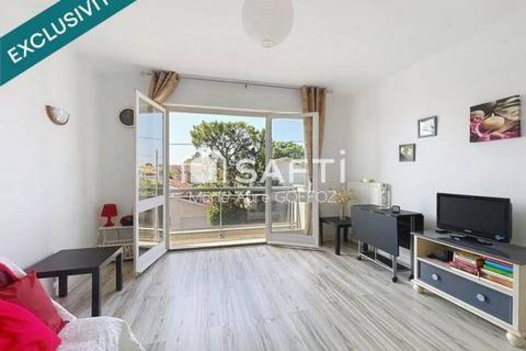 Vaste studio avec cuisine séparée, balcon, proche tram !