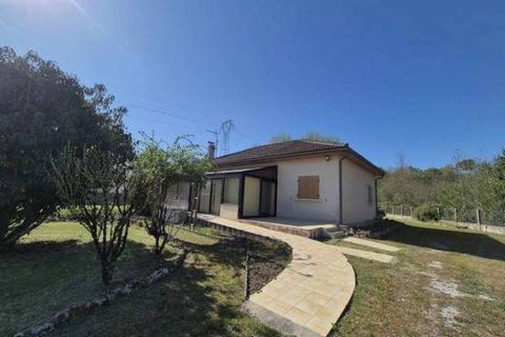 Maison à étage d'environ 117m² avec terrain de 935m² sur la commune de Saint-Sauveur