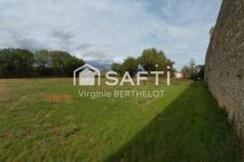 TERRAIN CONSTRUCTIBLE D'ENVIRON 879 M2 A CHAMPBERTRAND!