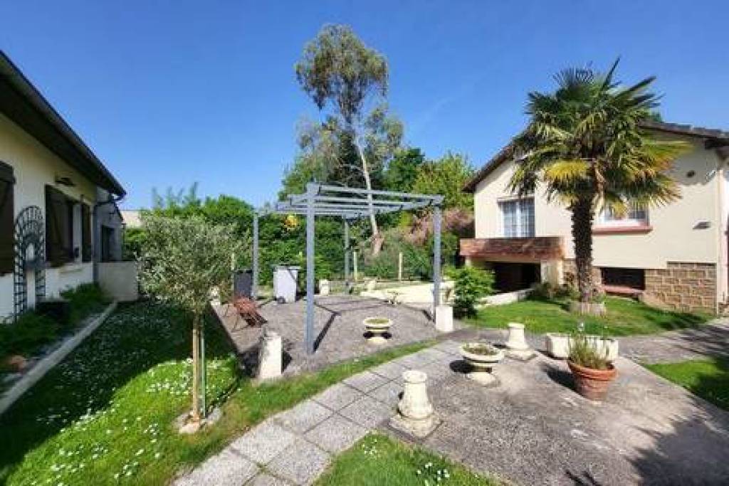 Ensemble immobilier composé d'une maison et d'un local commercial