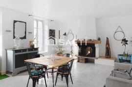 Maison en pierre, très lumineuse, quatre chambres et plus, grands volumes, proche commodités et bord de conche !!