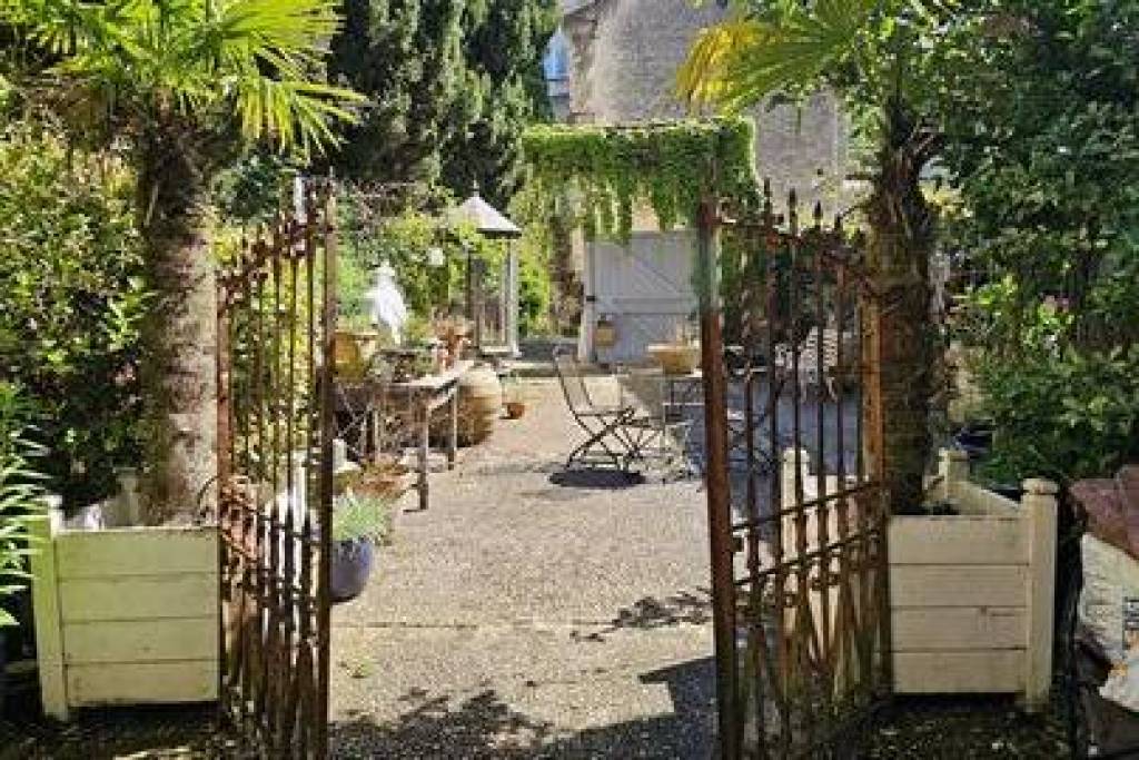 451 square meter house in the town center of Bazas, 60 kilometers from Bordeaux,dating from 1626, with courtyard garden and panoramic view.For lovers of French Heritage.