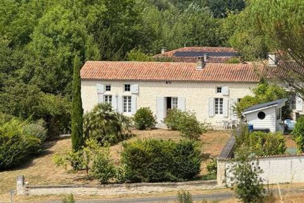 Belle propriété d'environ 195 m2 à Dompierre sur Charente, entre Saintes et Cognac