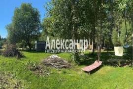 Земельный участок с жилыми постройками.