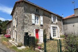 Pretty 3 Bedroom House with Courtyard And Extra Land Close By - €116100