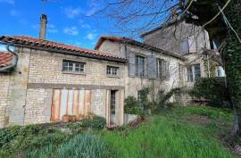 Town House with Garden, Garage and Outbuildings - €125530