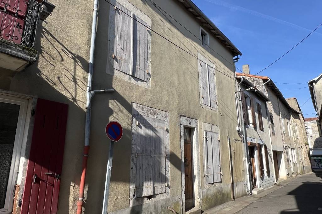 Ruffec Town Centre House For Sale : 4 Bedrooms And For Complete Renovation - €22,500