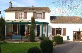 Beautifully Presented 3 - 4 Bedroomed House With A Covered Pool - €249,950