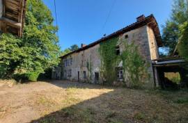 Old Manor house to renovate with various outbuildings - €55,000