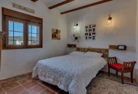 4 Bedrooms - Finca - For Sale