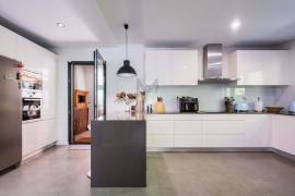 6-beds villa, with lush garden and heated pool, in Birre, Cascais