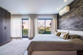 6-beds villa, with lush garden and heated pool, in Birre, Cascais