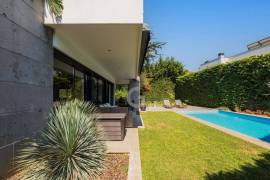 6-beds villa, with lush garden and heated pool, in Birre, Cascais