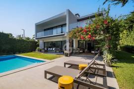 6-beds villa, with lush garden and heated pool, in Birre, Cascais