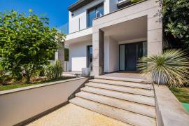 6-beds villa, with lush garden and heated pool, in Birre, Cascais