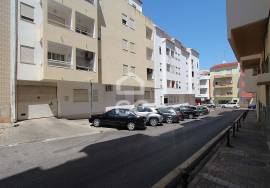 Closed garage (BOX) in the center of the village of Armação de Pêra, 2 minutes from the beach!