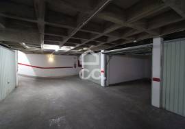 Closed garage (BOX) in the center of the village of Armação de Pêra, 2 minutes from the beach!