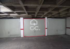 Closed garage (BOX) in the center of the village of Armação de Pêra, 2 minutes from the beach!