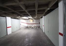 Closed garage (BOX) in the center of the village of Armação de Pêra, 2 minutes from the beach!
