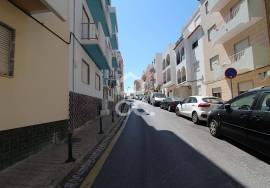 Closed garage (BOX) in the center of the village of Armação de Pêra, 2 minutes from the beach!
