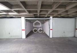 Closed garage (BOX) in the center of the village of Armação de Pêra, 2 minutes from the beach!