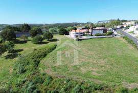 Moradia T3 com Armazém e Terreno em Olho Marinho, Óbidos