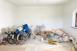 Moradia T3 com Armazém e Terreno em Olho Marinho, Óbidos