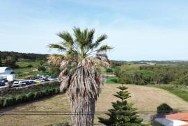 Moradia T3 com Armazém e Terreno em Olho Marinho, Óbidos