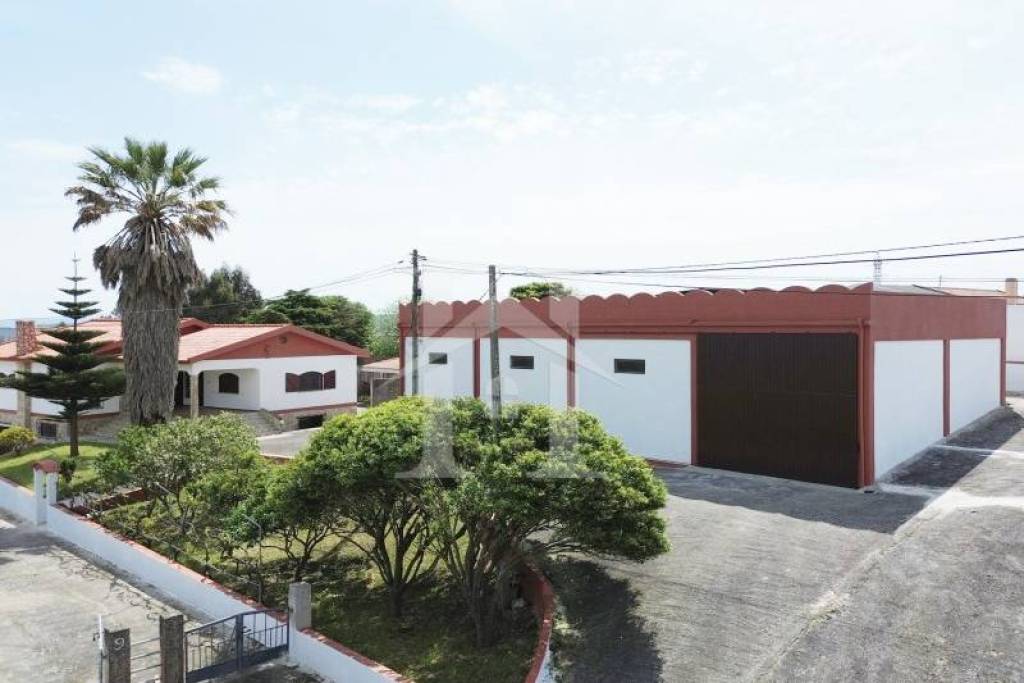 Moradia T3 com Armazém e Terreno em Olho Marinho, Óbidos