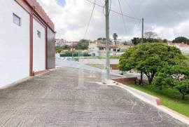 Moradia T3 com Armazém e Terreno em Olho Marinho, Óbidos