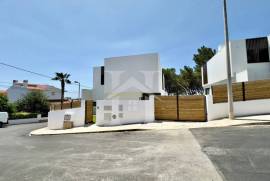 Moradia T3 de Luxo com Jardim e Piscina em Murches