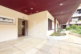 Apartamento T1 no Condomínio Estoril Garden com Garagem e Arrecadação