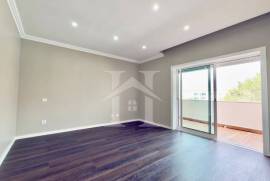 Apartamento T3 em Cascais com Vista Mar e Garagem Box