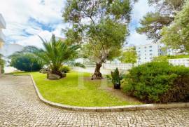 Apartamento T3 em Cascais com Vista Mar e Garagem Box
