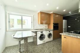 Apartamento T3 em Cascais com Vista Mar e Garagem Box
