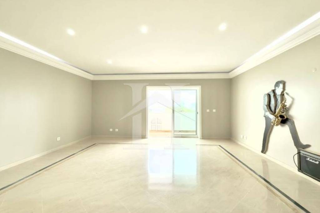 Apartamento T3 em Cascais com Vista Mar e Garagem Box