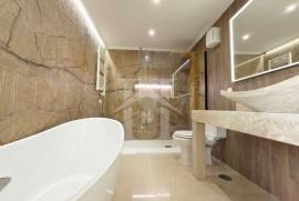 Apartamento T3 em Cascais com Vista Mar e Garagem Box