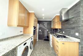 Apartamento T3 em Cascais com Vista Mar e Garagem Box