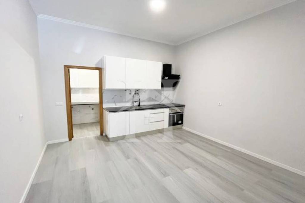 Loja Transformada em Apartamento T1 em Belas