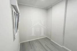 Loja Transformada em Apartamento T1 em Belas