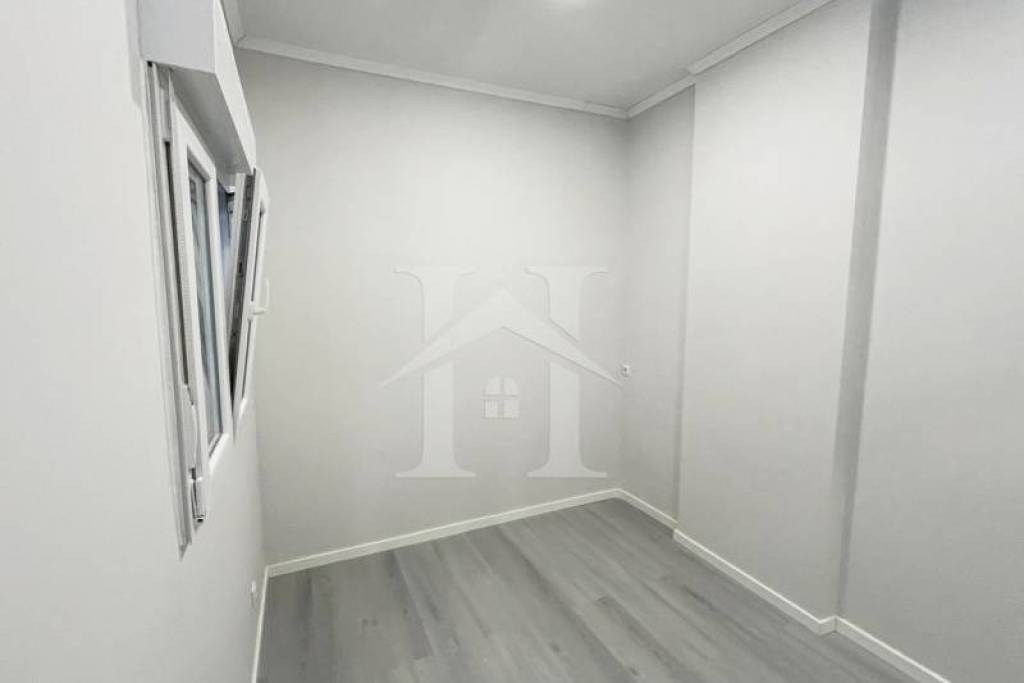 Loja Transformada em Apartamento T1 em Belas