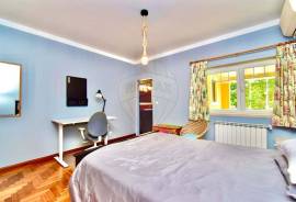 6+1 Bedroom villa with garden and pool, for rent in one of Estoril's
most privileged areas
Just minutes from the beaches, the Estoril Casino, the Estoril Tennis Club, and the Estoril Golf Course