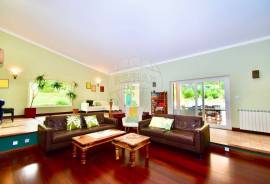 6+1 Bedroom villa with garden and pool, for rent in one of Estoril's
most privileged areas
Just minutes from the beaches, the Estoril Casino, the Estoril Tennis Club, and the Estoril Golf Course