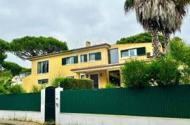 6+1 Bedroom villa with garden and pool, for rent in one of Estoril's
most privileged areas
Just minutes from the beaches, the Estoril Casino, the Estoril Tennis Club, and the Estoril Golf Course