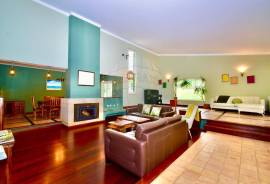 6+1 Bedroom villa with garden and pool, for rent in one of Estoril's
most privileged areas
Just minutes from the beaches, the Estoril Casino, the Estoril Tennis Club, and the Estoril Golf Course