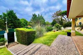 6+1 Bedroom villa with garden and pool, for rent in one of Estoril's
most privileged areas
Just minutes from the beaches, the Estoril Casino, the Estoril Tennis Club, and the Estoril Golf Course