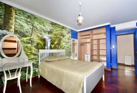 6+1 Bedroom villa with garden and pool, for rent in one of Estoril's
most privileged areas
Just minutes from the beaches, the Estoril Casino, the Estoril Tennis Club, and the Estoril Golf Course