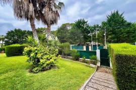 6+1 Bedroom villa with garden and pool, for rent in one of Estoril's
most privileged areas
Just minutes from the beaches, the Estoril Casino, the Estoril Tennis Club, and the Estoril Golf Course